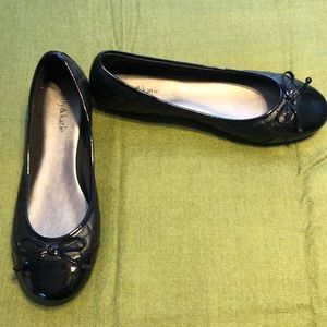 Kelly & Katie black flats. *BRAND NEW* no box.